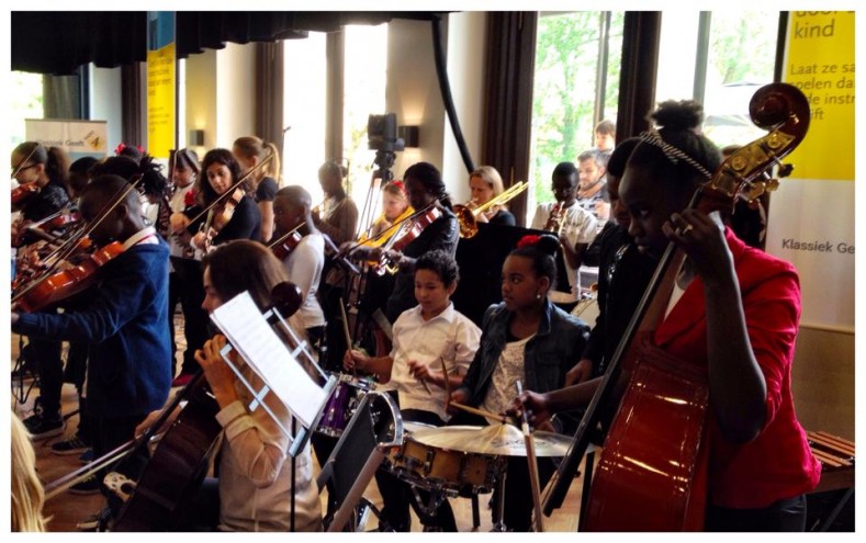 the kids from Leerorchestra Zuidoost at the Klassiek Geeft auction